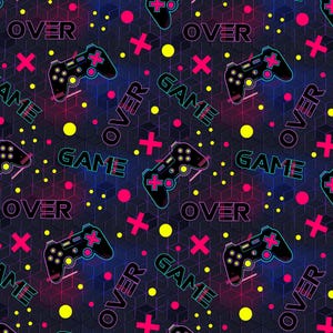 Könnte beinhalten: Ein sich wiederholendes Muster auf dunklem Hintergrund mit schwarzen Videospiel-Controllern, leuchtend pinken Pluszeichen, gelben Kreisen und dem Text "GAME OVER" in einer stilisierten Neon-Schrift. Das Design enthält eine dezente Sechseck-Gitterstruktur.