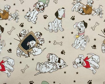 Puede incluir: Tela beige con un patrón repetido de dálmatas de dibujos animados. Los perros son blancos y negros con detalles marrones, junto con huellas de patas, huesos y estrellas. Algunos perros sostienen tazas, ven la televisión o usan accesorios.