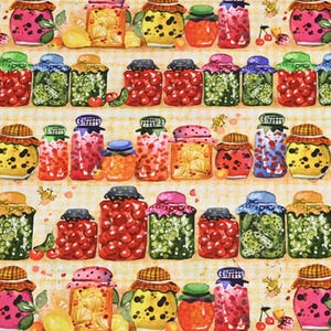 Peut inclure: Motif répété de bocaux de confitures colorés contenant divers fruits et légumes. Les bocaux présentent des couvercles et des contenus de couleurs différentes, notamment des cerises, des citrons et des cornichons. Le fond est jaune clair avec un motif quadrillé subtil.