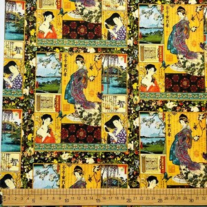 以下が含まれることがあります： 日本のイメージをコラージュした繰り返しパターン生地。生地には、伝統的な衣装を着た女性、桜の花、日本語の文字が描かれています。生地は黄色、緑色、黒色です。