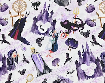 Può includere: Tessuto viola e bianco con un motivo ripetitivo di cattivi Disney, tra cui Malefica, Ursula e Crudelia De Mon. Il motivo include anche zucche, calderoni e orecchie di Topolino.