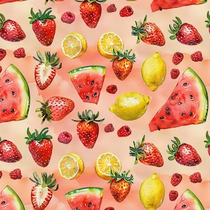 Könnte beinhalten: Aquarellmuster mit Erdbeeren, Himbeeren, Zitronen und Wassermelonenstücken. Die Früchte sind auf einem hellrosa und pfirsichfarbenen Hintergrund verstreut. Die Erdbeeren sind rot mit grünen Stielen, die Zitronen sind gelb und die Wassermelone ist rot mit schwarzen Kernen.