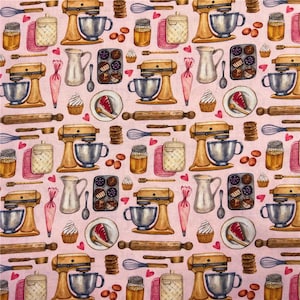 Könnte beinhalten: Ein rosa Hintergrund mit einem sich wiederholenden Muster aus Küchenutensilien und Backzubehör. Das Muster enthält eine Küchenmaschine, einen Nudelholz, einen Schneebesen, Messbecher, einen Cupcake und ein Stück Kuchen.