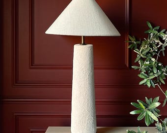 Lámpara de mesa de cerámica estilo Japandi: lámpara grande de inspiración nórdica Wabi Sabi con textura y pantalla de lino para dormitorio, sala de estar o tocador.