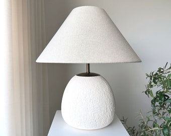 Lámpara de mesa de cerámica texturizada sin esmaltar de gres Wabi Sabi para la entrada, el dormitorio y la sala de estar para lograr un estilo bohemio nórdico.