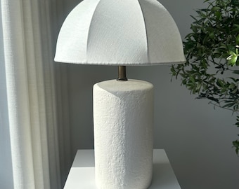 Lámpara de mesa de cerámica blanca con acabado mate: iluminación moderna de mediados de siglo con pantalla de lino para dormitorio, sala de estar o entrada.