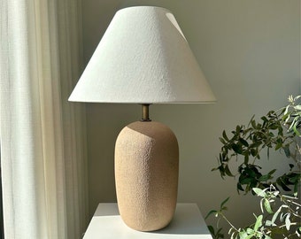 Lámpara de mesa de cerámica beige con pantalla de lino y textura de cerámica para mesita de noche, mesita de noche, sala de estar.