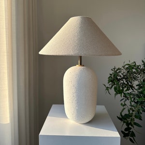 Gold Detailed Ceramic Textured Nordic Bohemian Contemporary Style Table Lamp / Bedside Lamp for Living Room, Entryway and Bedroom Decoration