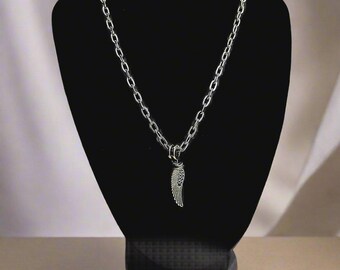 Feather Necklace: Boho Chic Jewelry, Dangle Pendant, Gift for Her, Unique Handcrafted Accessory, Nature Inspired, Stylish Statement Piece