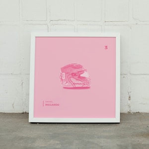 Póster de pared estético de color rosa con el casco de la Scuderia AlphaTauri de Daniel Riccardo para Fórmula 1
