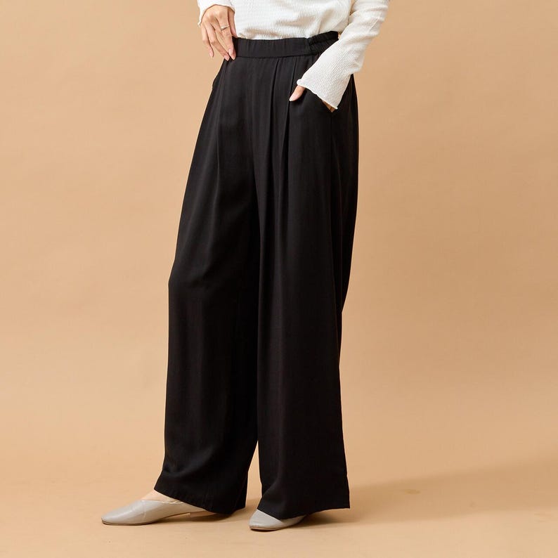 Puede incluir: Un juego de tres tazas de cer&aacute;mica con un acabado mate moteado. Cada taza presenta un color diferente: azul claro, crema y gris. Las tazas tienen un dise&ntilde;o simple y moderno y un asa c&oacute;moda.