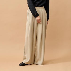 Puede incluir: Un juego de tres tazas de cer&aacute;mica con un acabado mate moteado. Las tazas son de color crema, gris claro y gris oscuro. Cada taza tiene un dise&ntilde;o simple y minimalista y un asa redondeada.