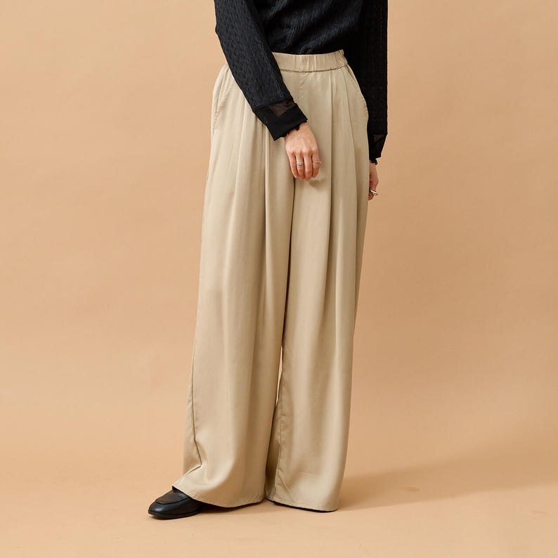 Puede incluir: Un juego de tres tazas de cer&aacute;mica con un acabado mate moteado. Las tazas son de color crema, gris claro y gris oscuro. Cada taza tiene un dise&ntilde;o simple y minimalista y un asa redondeada.