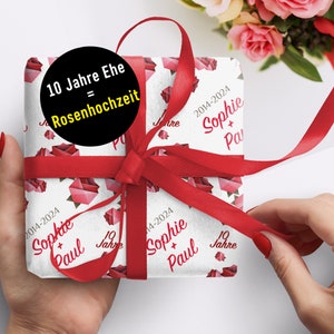 Festeggia come si deve i 10 anni di rose wedding * Carta da regalo personale * Formati dalla XS alla XXL * Con i nomi degli sposi e l'anno