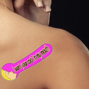 Quero seu pau na minha boca! tatuagem temporária engraçada, sexy e adulta em cores. Esta é uma citação suja. E é isso que a torna tão boa.!