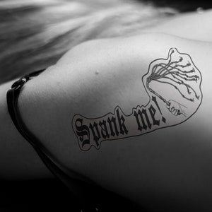 ME BATA! Tatuagem temporária sexy BDSM em preto. Deixe seu amante te bater!