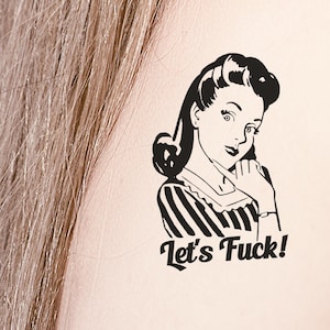 Vamos FODER! Enlouqueça e divirta-se com esta tatuagem temporária quente, sexy e safada em preto. Ouse expressar seus desejos!