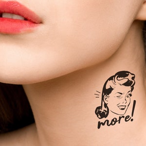 MEHR! Viel Spaß mit diesem sexy frechen temporären Tattoo in schwarz. Zeige dir, dass du weißt was du willst und was du willst ist mehr!