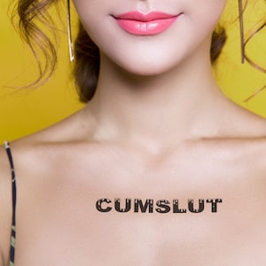 CUMSLUT, tatuaggio erotico, malizioso e sexy in nero. Non appena vuoi, mettiti questo tatuaggio temporaneo sul corpo.