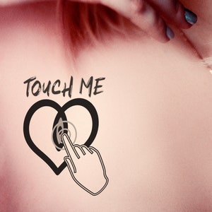 Tatouage temporaire sexy TOUCH ME en noir. Vous pourrez exprimer vos envies et vos fantasmes d'une simple touche !