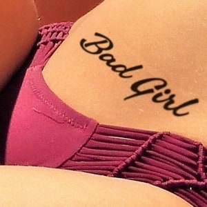 BAD GIRL heißes, sexy, freches temporäres Tattoo in schwarz. Der perfekte Weg, um allen guten Mädchen zu beweisen, dass du böse bist!