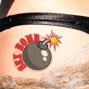 SEXBOMBE ! heißes sexy temporäres Tattoo in Farbe. Überrasche deinen Partner oder deine Freunde mit diesem sexy Tattoo und verschönere ihren Tag!
