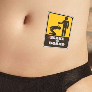 SEX-Sklave an BORD ! BDSM freches Kinky temporäres Tattoo in Farbe. Schlüpfe in die Rolle eines Meisters oder eines Sklaven oder ein wenig von beidem!