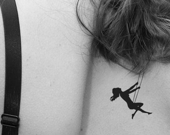 Tijdelijke tattoo vrouw op schommel, romantische silhouetkunst
