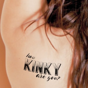 Quão KINKY Você É? ouse usar uma tatuagem temporária em preto. Perfeita para uma noite com seus amigos, um festival de música ou uma festa sexy!