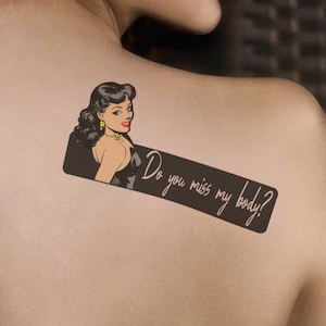 VOCÊ SENTE FALTA do meu CORPO? tatuagem sexy colorida. Também disponível como Cartão de Saudação.