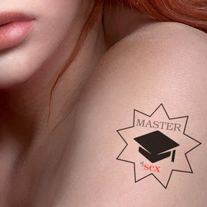 MESSER VON SEX temporäres Tattoo. Küsse und Umarmungen müssen nicht immer so vanille sein. Sei frech, sei sexy, sei wild, sei spontan!
