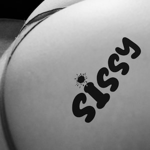 SISSY hot sexy naughty erotic temporary tattoo in black. Perfetto per momenti privati, divertimento ed eccitazione. Esprimi il tuo lato femminuccia!