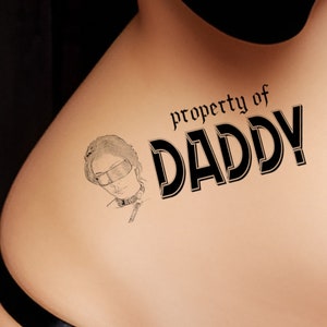 PROPIEDAD DE PAPÁ, tatuaje temporal en color negro. ¡Muéstrale a tu pareja dominante que eres suya!