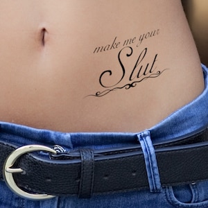 Make Me YOUR SLUT, tatouage temporaire érotique élégant et coquin, sexy en noir. Portez-le n'importe où. Les commentaires vont vous épater !