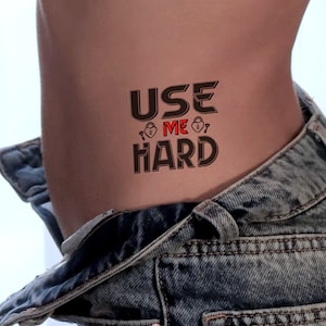 USE me HARD Sexy kinky BDSM temporäres Tattoo in schwarz. Dies ist eine großartige Möglichkeit, dein sexuelles Rollenspiel aufzupeppen!