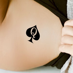 Classico simbolo della REGINA DI PICCHE, un tatuaggio temporaneo sexy, malizioso e perverso in nero. Hai una preferenza sessuale per gli uomini neri?