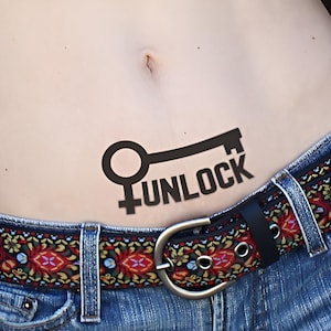 DESBLOQUEIE tatuagem temporária sexy e quente em preto. Desbloqueie seu lado selvagem! Desbloqueie seu lado sexy! Desbloqueie seus desejos! Desbloqueie suas paixões!