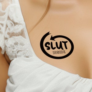 SLUT INSIDE, kinky frech sexy erotisches temporäres Tattoo in schwarz. Tragen Sie es überall. Die Kommentare werden dich begeistern!