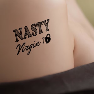 VIRGEM SAGRADA com um Símbolo de Cadeado tatuagem temporária sexy e safada em preto. Vá em frente, liberte seus desejos!