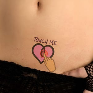 Tatouage sexy TOUCH ME en couleur. Vous pourrez exprimer vos envies et vos fantasmes d'une simple touche !