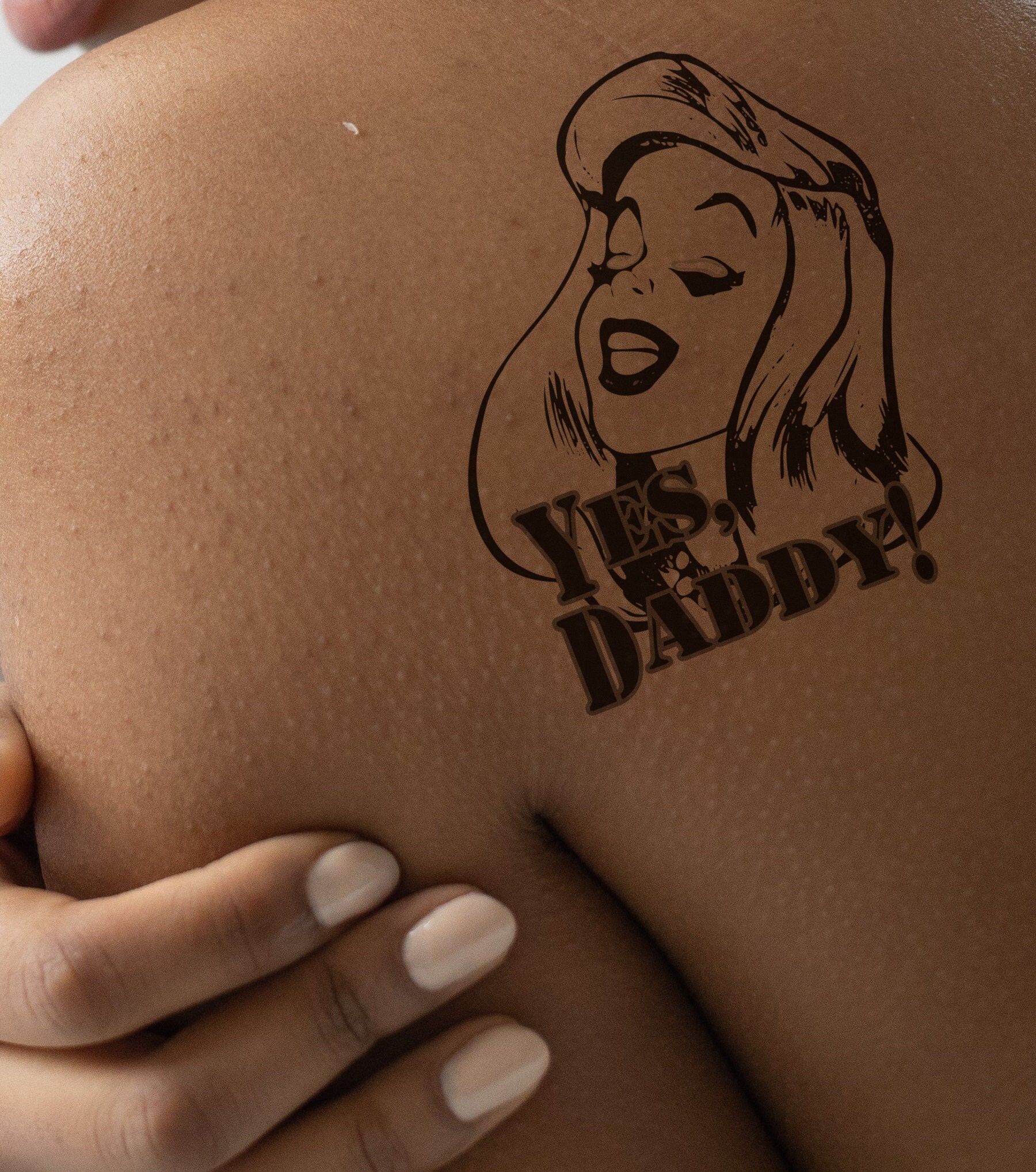 YES DADDY tatuaggio sexy e perverso in nero. Cattura lattenzione e fai  partire conversazioni - Etsy Italia