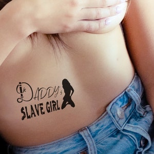 DADDY's SKLAVE GIRL, temporäres Tattoo in schwarz. Tragen Sie es in jedem Moment, der wichtig ist. Dieses Tattoo macht mutig und sexy!