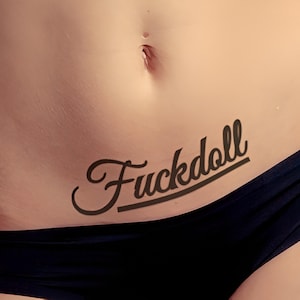 FUCKDOLL ose le tatouage temporaire en noir. Parfait pour une soirée entre amis, un festival de musique ou une soirée sexy !