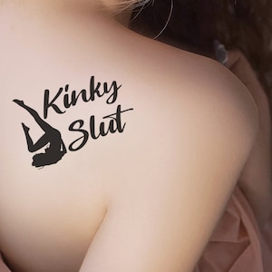KINKY SLUT, tatouage temporaire érotique coquine sexy en noir. Portez-le n'importe où. Les commentaires vont vous épater !