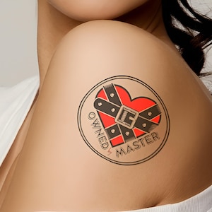 DE PROPRIEDADE DO MESTRE, tatuagem temporária colorida. Use-a em qualquer momento que importe. Esta tatuagem deixa você ousada e sexy!
