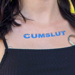 CUMSLUT, tatuagem temporária erótica sexy e safada em wet blue. Use em qualquer lugar. Os comentários vão te impressionar!