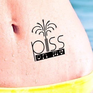 Tatuagem temporária bdsm sensual e excêntrica "PISS on ME" em preto. Eleve seu lado brincalhão!