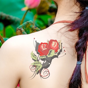 Könnte beinhalten: Ein temporäres Tattoo mit einer roten Rose mit grünen Blättern und schwarzen Schnörkeln.