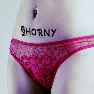 Tatouage éphémère noir, torride, sexy et coquin à 100 %. Le moyen idéal pour montrer à quel point vous êtes excitée !