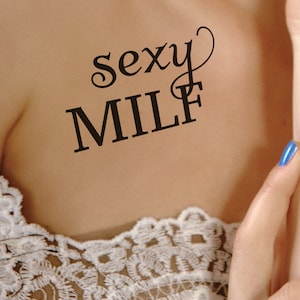 Tatuaje temporal de MILF sexy, caliente y traviesa en negro. ¡Qué MILF tan atractiva y sexy!